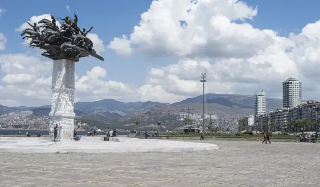 İzmir'in çeşitli etkinliklerine  ev sahipliği yapıyor: Gündoğdu Meydanı'na nasıl gidilir?