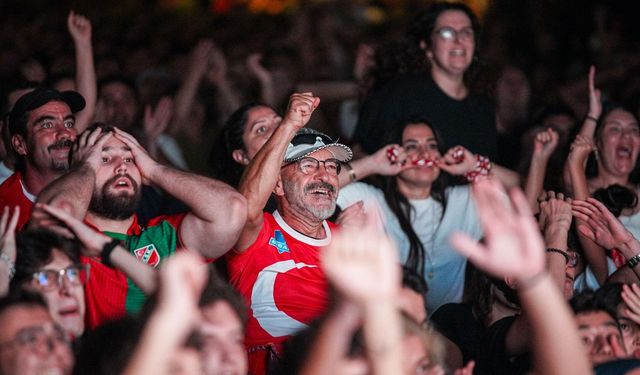 On binlerce İzmirli milli maç coşkusunu dev ekranlarda yaşadı
