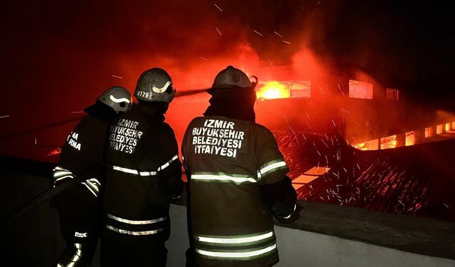 İzmir'de korkutan yangın: İtfaiye ekiplerinin yoğun çalışmasıyla söndürüldü!