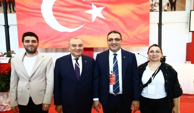 CHP Balçova İlçe Kongresi tamamlandı: Murat Aküzüm güven tazeledi
