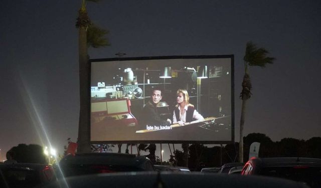 İzmir'de arabada film keyfi: Üstelik ücretsiz