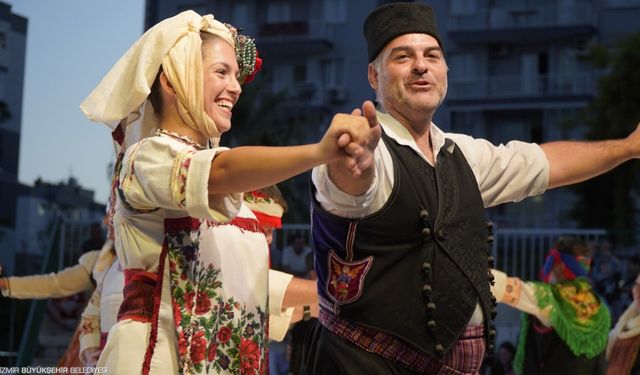 İzmir'de Balkan rüzgarı esti: Balkanlılar Halk Dansları Festivali sona erdi