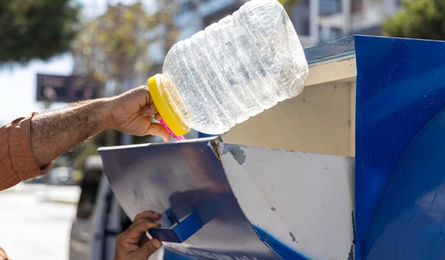 İzmir’in o ilçesinden dev sıfır atık hamlesi: 100 geri dönüşüm konteyneri kuruldu