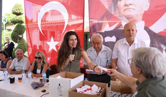 Çeşme'de 32 yıllık sorun çözüldü: Hak sahiplerine tapuları teslim edildi!