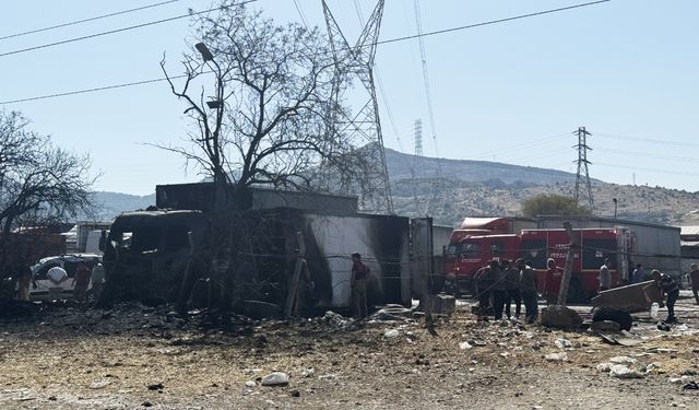 İzmir’de alevler yükseldi: Bornova’da konteyner yangını kamyona sıçradı