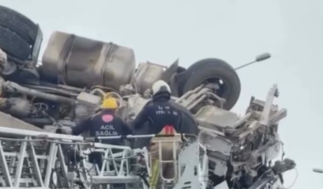 Bornova’da yağmur kazası: Tır viyadükte asılı kaldı!
