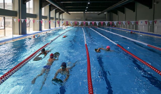 İzmir'de ücretsiz spor imkanı: Yüzme kursu başlıyor, kayıtlar sürüyor!