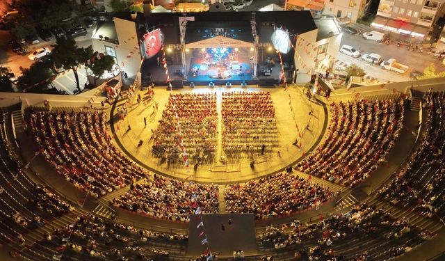 Çeşme'de düzenlenen festival renkli görüntülere sahne oluyor