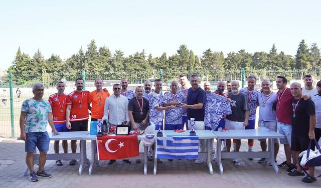 Dostluk ve kardeşlik için sahaya çıktılar: Çeşme - Sakız Master Futbol Turnuvası