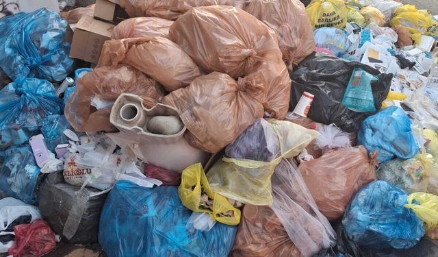 Buca'da çöp krizi sürüyor: Vatandaşlar tepki gösterdi