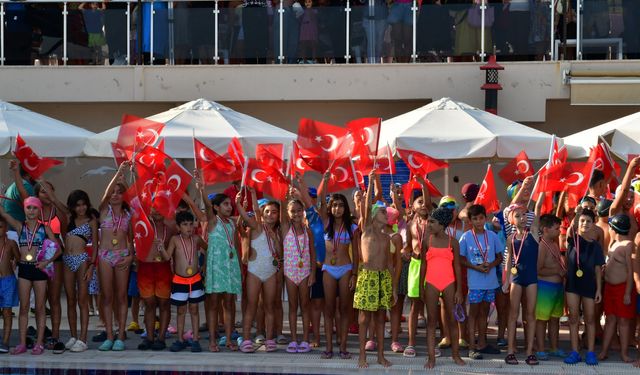 Çiğli'de yüzme şenliği: Madalyalar sahiplerini buldu