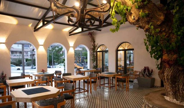 İzmir'de içinde ağaç olan bir kafe: Çay 10, tost 50 TL