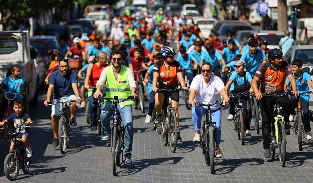 Selçuk'ta anlamlı etkinlik: Minikler bisiklete bindi, okula pedalladı!