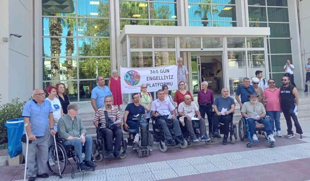 Büyükşehir önünde dilekçeli eylem: İzmir’de engelliler özgürce sokağa çıkamıyor!