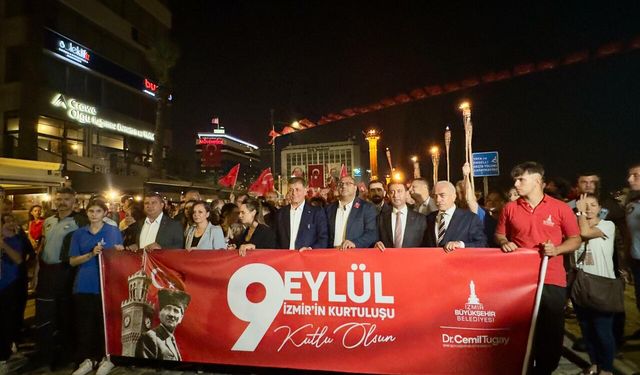 İzmir’in kurtuluşunun 103. yılında fener alayı coşkusu