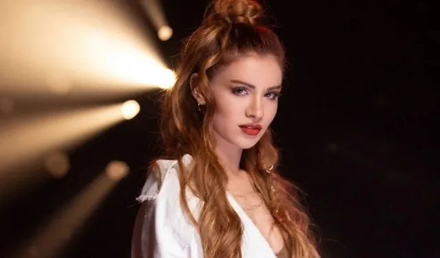 Feride Hilal Akın - Sor Bana şarkı sözleri