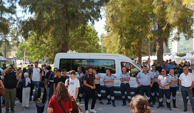 Ege Üniversitesi'nde öğrenci standına polis müdahalesi: Gözaltılar var