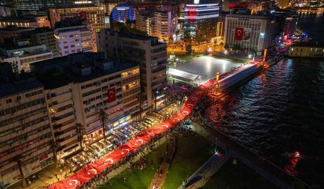 İzmir'i 9 Eylül coşkusu sardı: 350 metre uzunluğunda bayrakla yürüyüş yapılacak