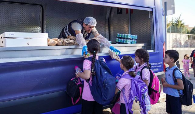 Çocuklar aç kalmasın diye: İzmir'de 5 okulda beslenme paketi dağıtılıyor