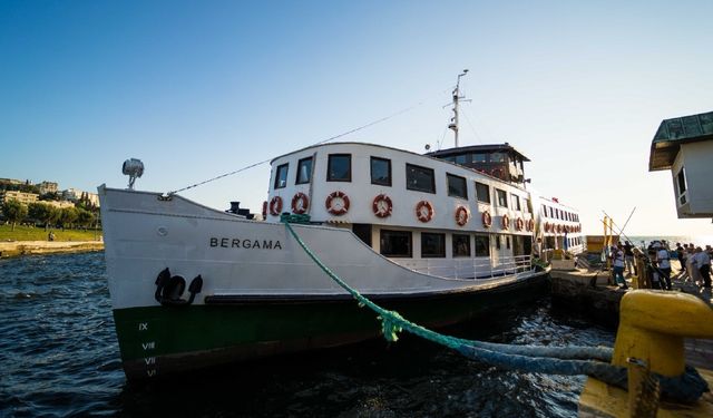 İzmir'de bu vapura binen geçmişe gidiyor: İZDENİZ'in bu körfez turu kaçmaz