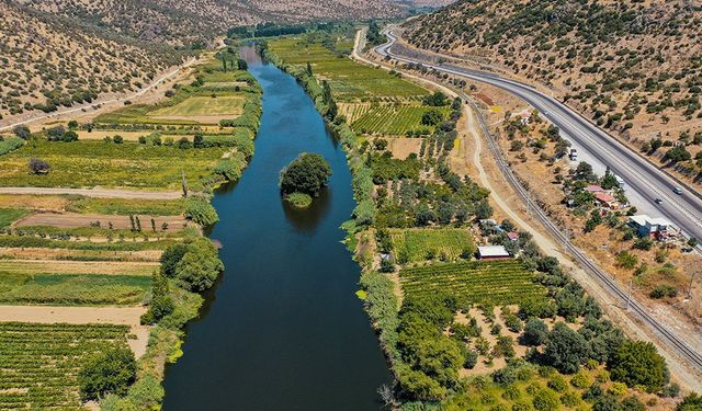 İzmir’de çilek ve üzümüyle ün saldı: Binlerce yıllık sanatıyla da çekim merkezi oldu