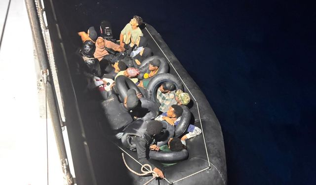 İzmir'de göçmen operasyonu: 20 kişi kurtarıldı