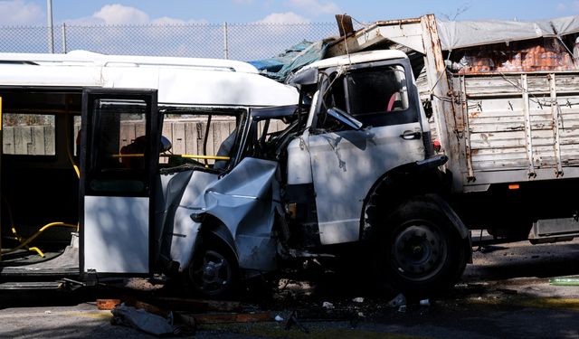 İzmir trafiğinde can pazarı: Minibüs ile kamyon çarpıştı