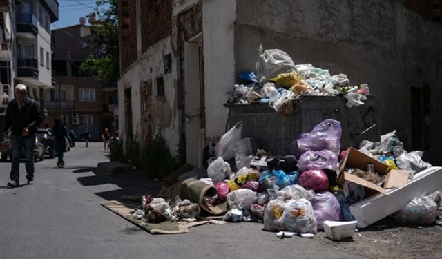 İzmir'in üç ilçesinde çöp alarmı: Esnaf mazotla önlem almaya çalışıyor