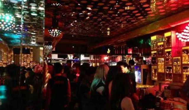 İzmir’de gece kulübü videosu sosyal medyada olay olmuştu: İki kişi gözaltında!