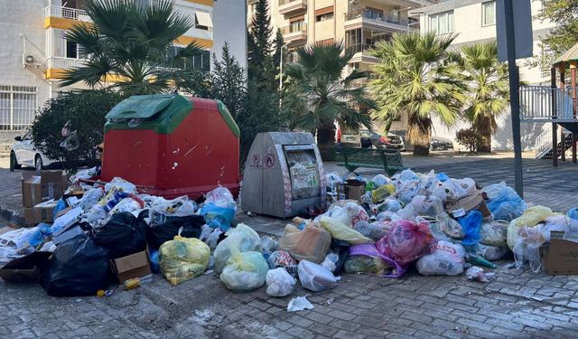 Karşıyaka'da çöplerin toplanmamasına tepki: Kokusu ayrı, görüntüsü ayrı rahatsız edici