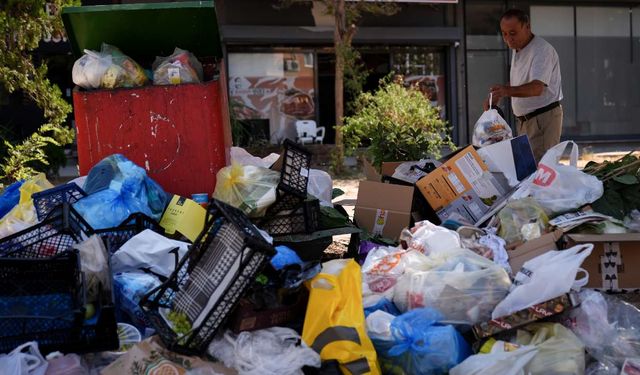İşçiler iş bıraktı, Karşıyaka'da çöpler yine kaldı