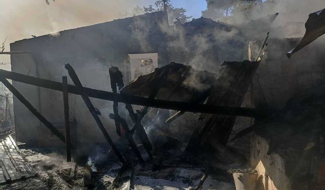 Kemalpaşa’da yangın paniği: Ev alevlere teslim oldu
