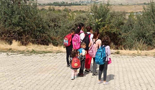 Festivale milyonlar harcanan Menemen'de köy çocukları tasarrufa takıldı