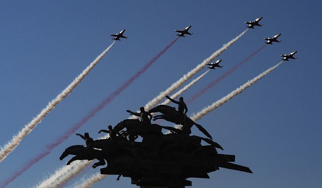 İzmir semalarında zafer coşkusu: Türk Yıldızları ve SOLOTÜRK'ten nefes kesen gösteri