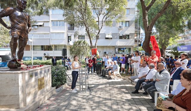 Hayattan ayrılışının 34'üncü yıl dönümü... Taçsız Kral Konak'ta anıldı