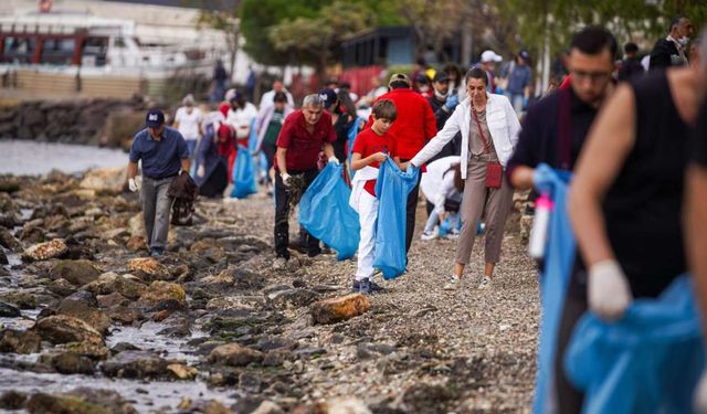 İzmir'de plaj temizliği: Dünya rekoru kırmak için harekete geçtiler