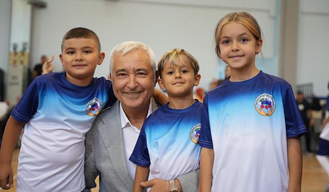 Kemalpaşa’da miniklerin formaları başkan amcalarından
