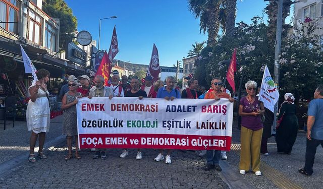 Foça’da abluka eylemi: Darbeye karşı demokrasi barikatı kuruyoruz