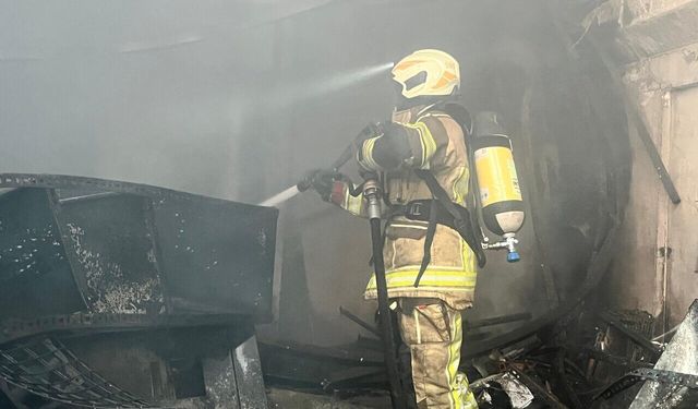 Bornova’da demir atölyesinde yangın: İtfaiye ekipleri müdahale etti