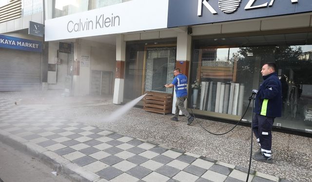 İzmir kuraklıkla boğuşuyor: Menderes Belediyesi caddeleri yıkıyor