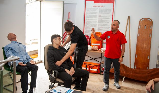 Karşıyaka’da gençler afetlere karşı bilinçleniyor