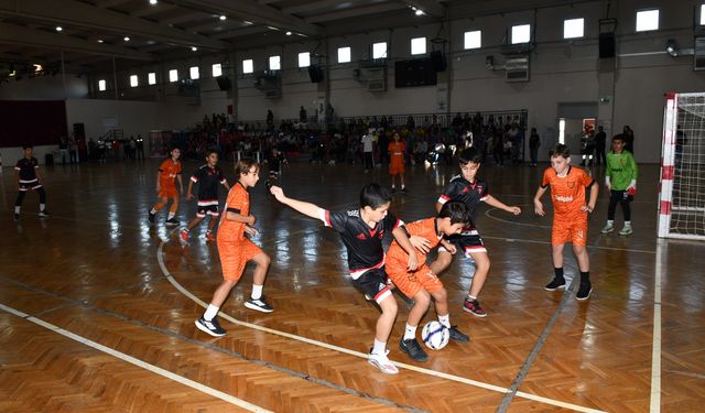 Cumhuriyet coşkusu sürüyor: Çiğli’de futsal turnuvası