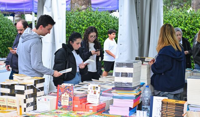 İzmir Kitap Fuarı üçüncü günde de  binlerce ziyaretçiyi ağırladı