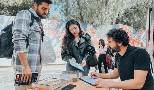 Gezici Kütüphane, Ege Üniversitesi metro durağında öğrencilerle buluşuyor