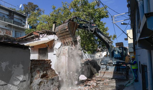 İzmir'de tehlike altındaki binalar belirlendi: İlk yıkımlar gerçekleşti, metruk yapılar tarihe karışıyor