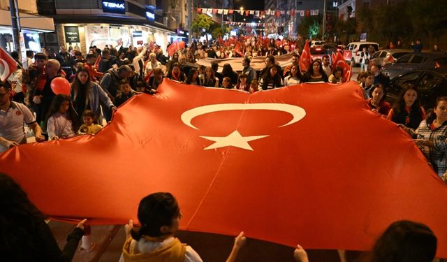 Bornova’da Cumhuriyet coşkusu: 102. yıl ışıklarla kutlandı