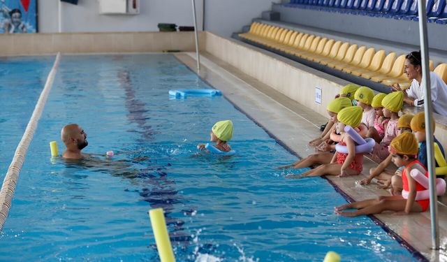 Buca’da miniklere müjde: Ücretsiz yüzme dersleri başladı