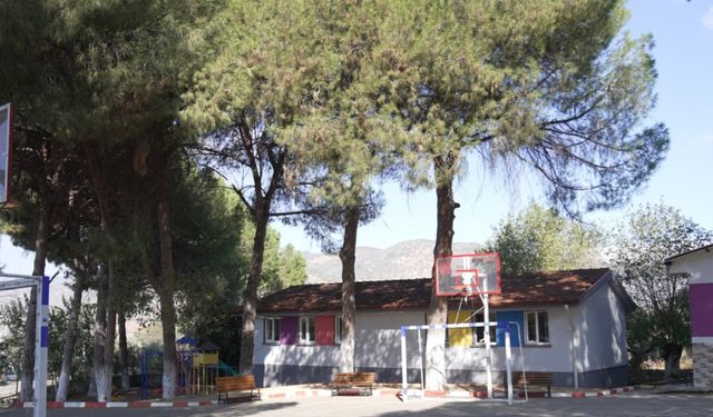 İzmir Büyükşehir ve aileler el ele verdi: Okullar yenileniyor