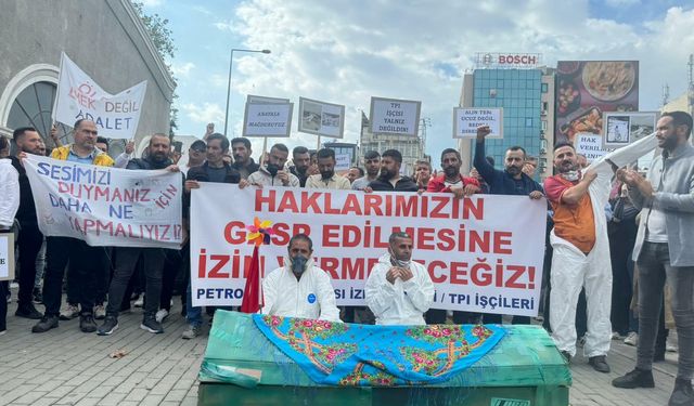 İzmir’de işçilerden tabutlu eylem: Bu kadar kolay mı 2300 işçinin hakkını gasp etmek?