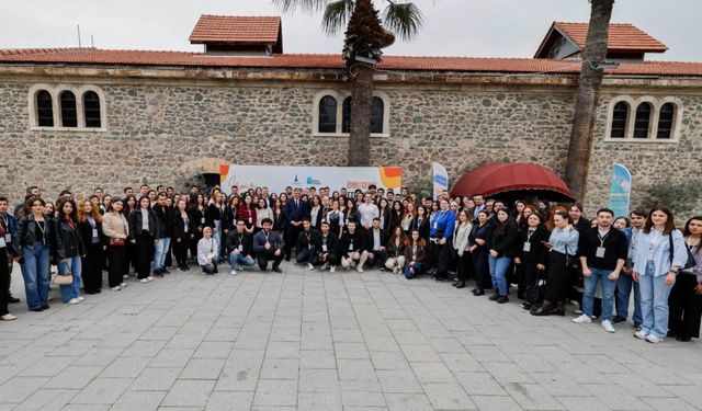 İzmir’de gençler için gönüllü mentörlerini arıyor